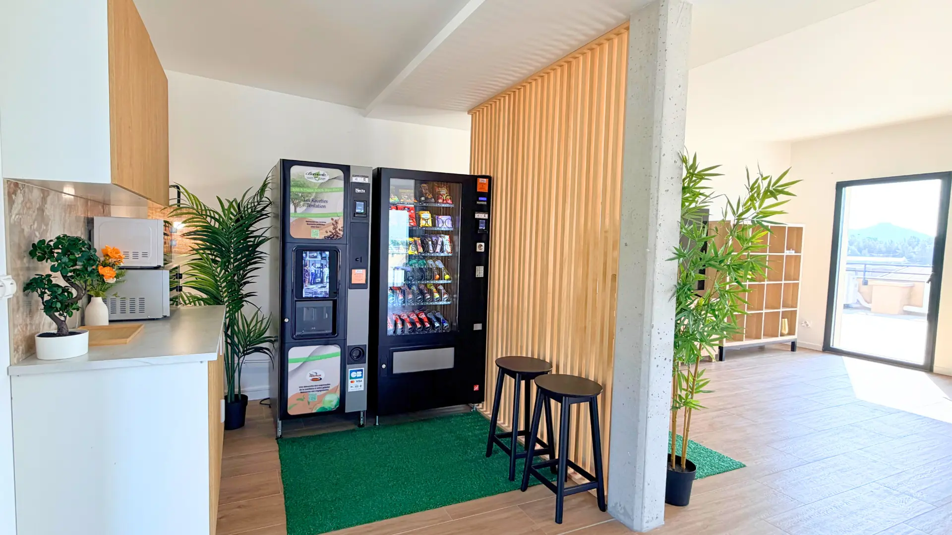 Espace pause et cuisine du campus SENZA de Toulon avec distributeurs et coin repas