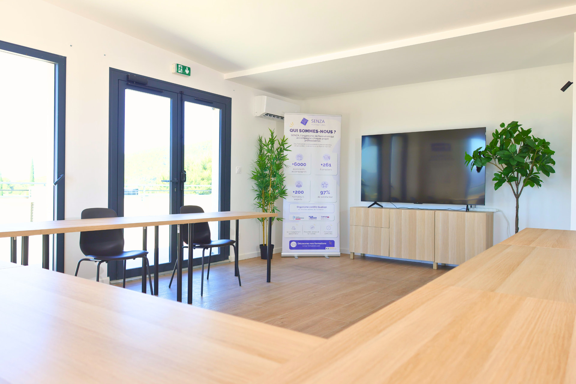 Salle équipée d'un grand écran pour les visios et masterclass au campus de Toulon