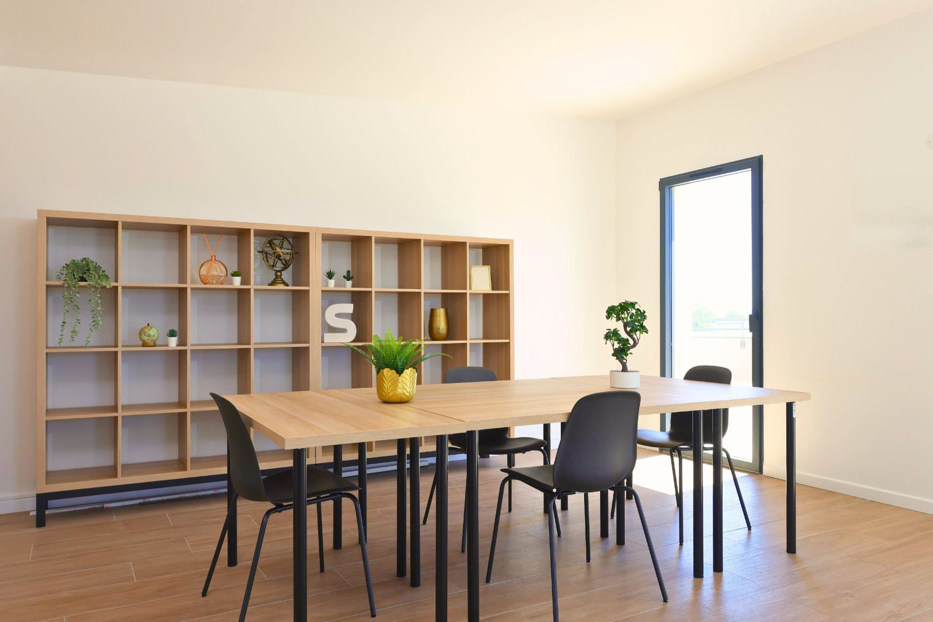 Espace de travail en groupe avec bibliothèque au campus de Toulon