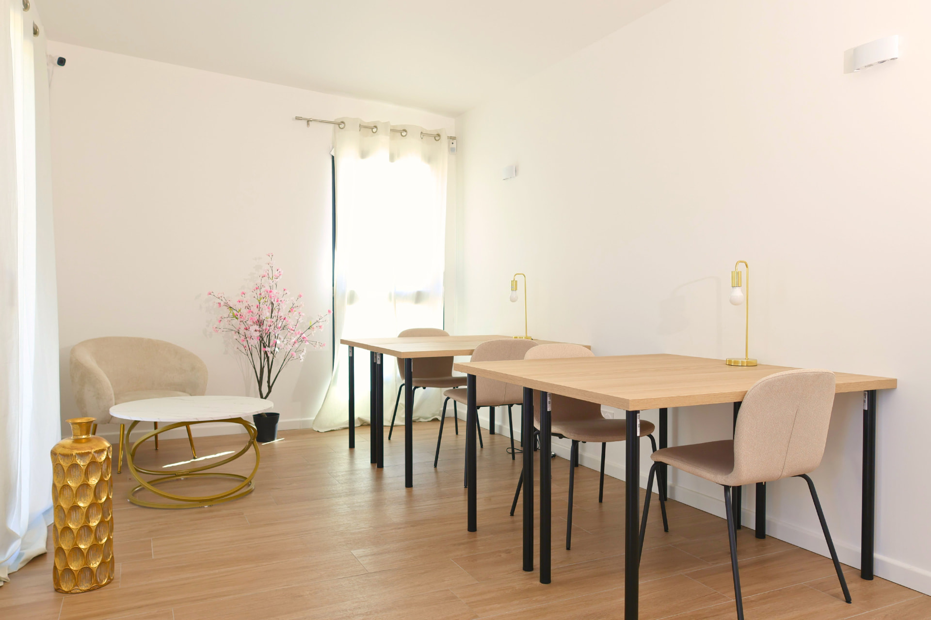 Espace de coworking du campus SENZA de Toulon avec bureaux en bois, lampes dorées et coin lounge