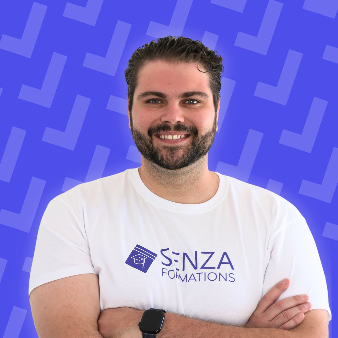 Lorenzo, coach du campus SENZA de Toulon, en t-shirt SENZA Formations