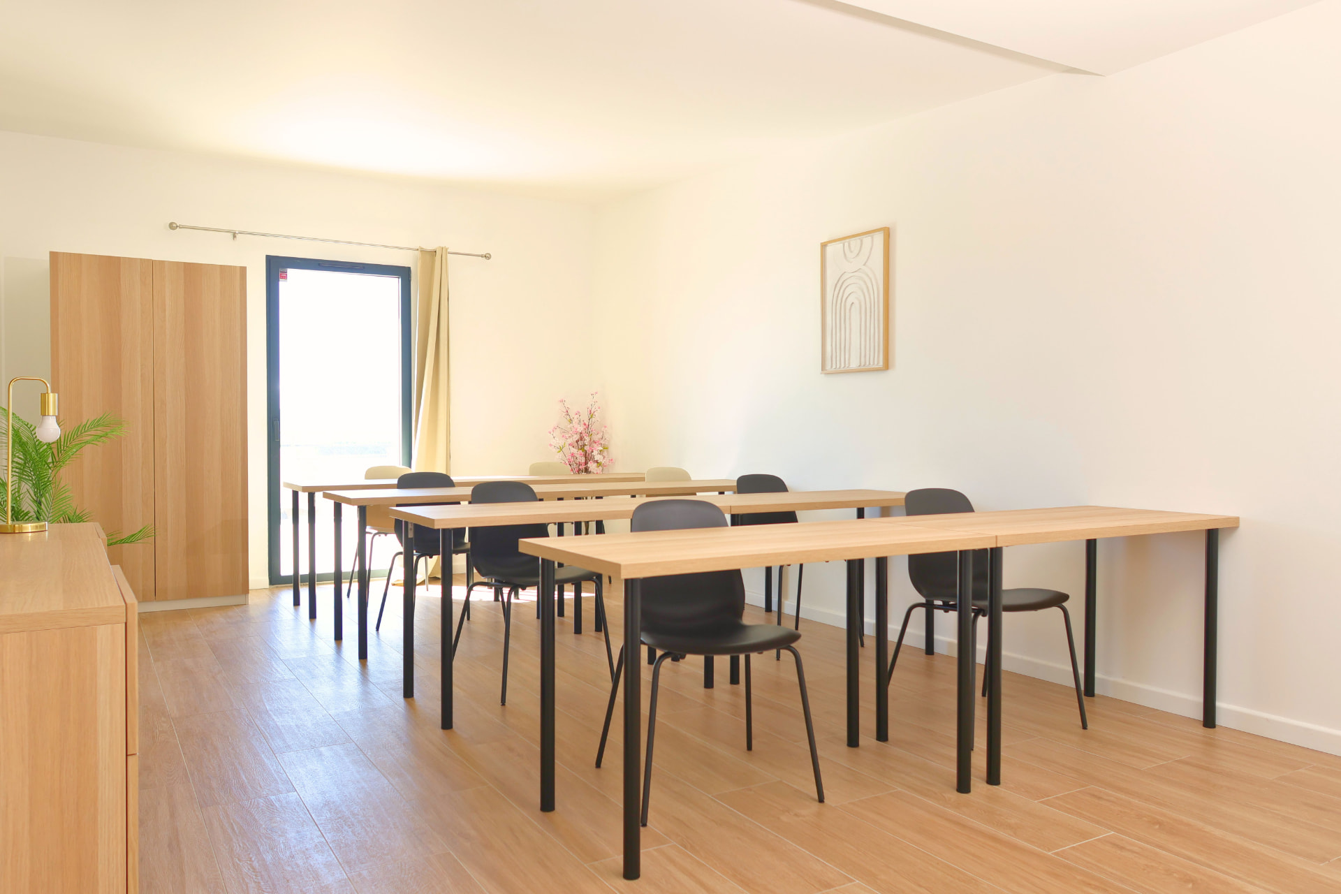 Salle de cours du campus SENZA Toulon avec rangées de tables